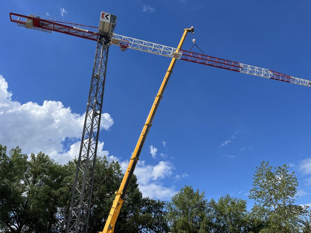 Nowy dźwig budowlany w&nbsp;naszej flocie – inwestycja w&nbsp;rozwój i&nbsp;jakość